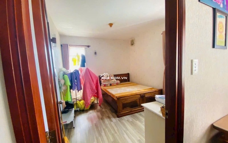 Chung cư Nam Kỳ Khởi Nghĩa, Q3, 97m2, Thang Bộ, 2PN, Tolet 11tr/tháng.