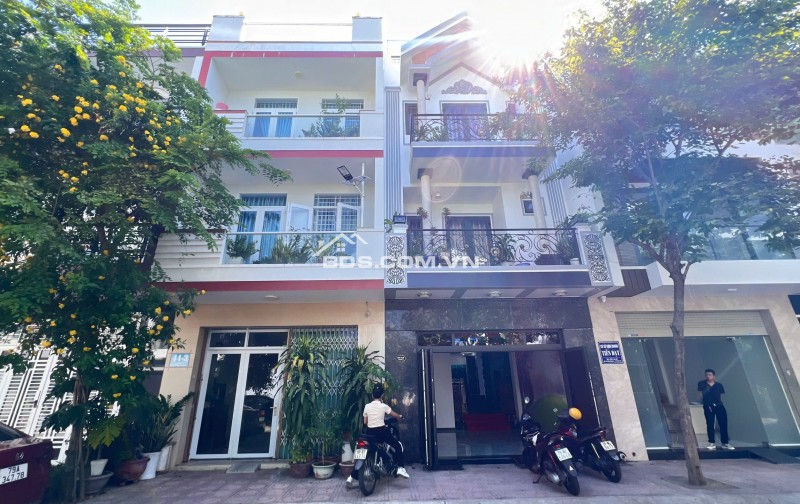 Nhà 3 Tầng Mới Hiện Đại Có Thang Máy Tiện Nghi Trong Khu Đô Thị Văn Minh Ở Nha Trang.