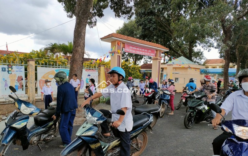 BÁN LÔ ĐẤT 15X65=1010M2 NGAY CHỢ, ĐƯỜNG 18M, ĐIỆN NƯỚC, DÂN CƯ ĐÔNG, GIÁ 190TR