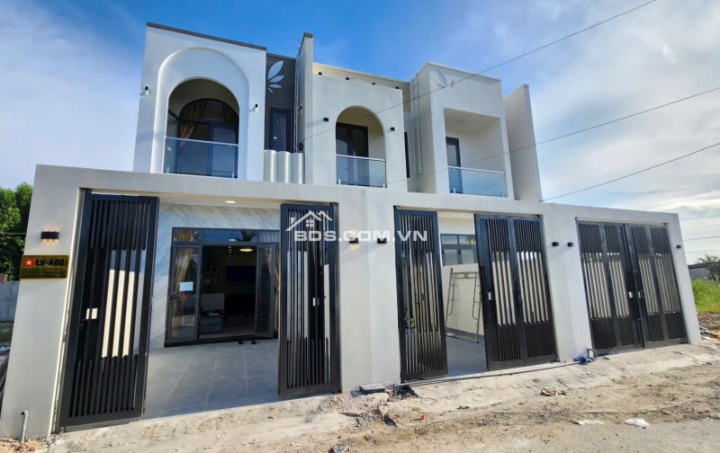 Mua nhà rinh quà - mặt tiền hương lộ 7 view sông cực hot