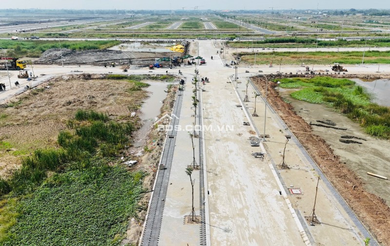 Đường lớn, hạ tầng xong hết, mua là xây được ngay. Sổ hồng riêng từng nền