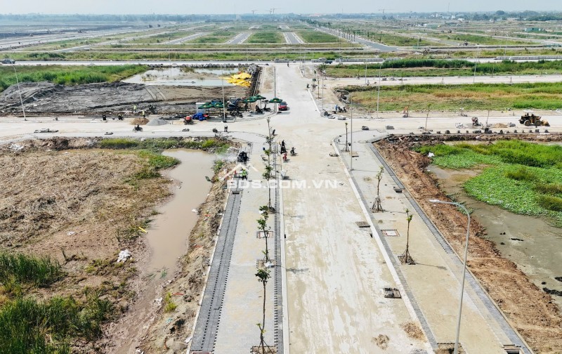 Đường lớn, hạ tầng xong hết, mua là xây được ngay. Sổ hồng riêng từng nền