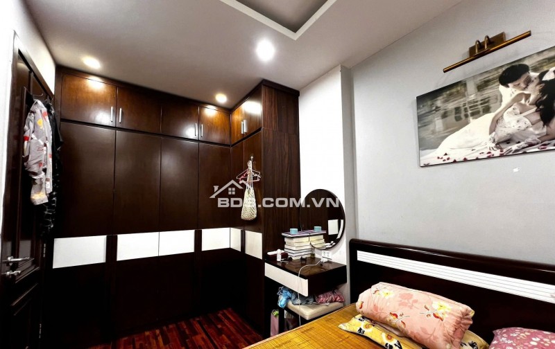 Bán tập thể Thái Thịnh mặt phố , tầng thấp , diện tích rộng – 4.8 tỷ