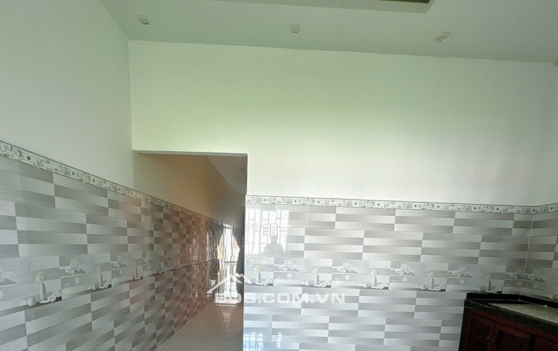 Bán nhà mới xây đường oto phường Phú Tân,giá 1,65 tỷ