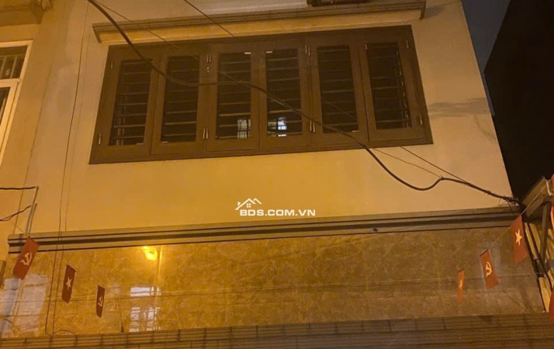 BÁN NHÀ BÁT KHỐI LONG BIÊN DT 35M2 Ô TÔ GẦN VÀI PHÚT SANG PHỐ TIỆN ÍCH