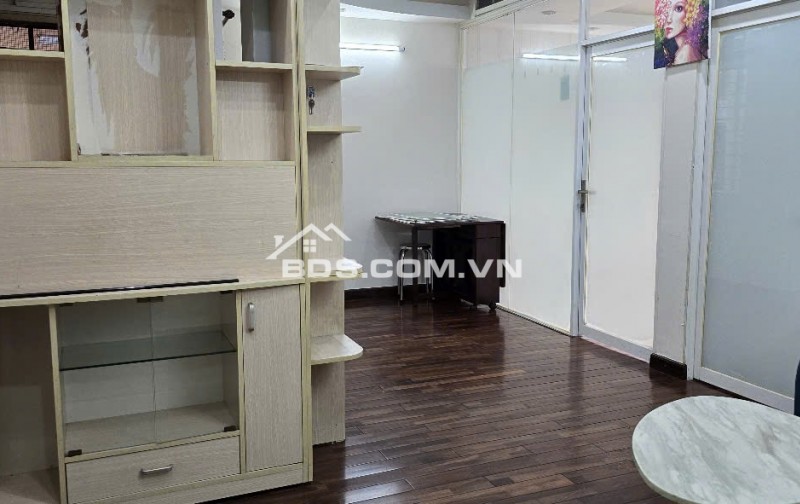 Cơ hội thuê căn hộ tuyệt vời tiện ích vài bước chân, với 2 phòng ngủ, 2 WC và 2 máy lạnh, nội thất cơ bản, nằm tại Lô G C/C Bàu Cát 2. Giá thuê chỉ 7 triệu đồng. Nhà sẵn sàng chuyển vào từ ngày 10/01/2026. Liên hệ ngay 0903678129 để biết thêm thông tin.