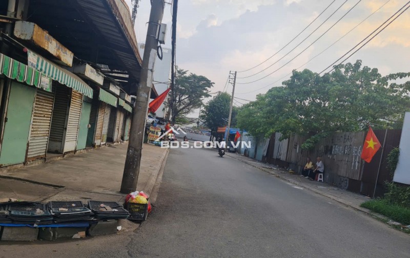 Cho thuê đất mặt tiền đường chợ Bình Hưng Hoà