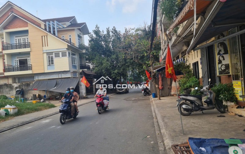 Cho thuê đất mặt tiền đường chợ Bình Hưng Hoà