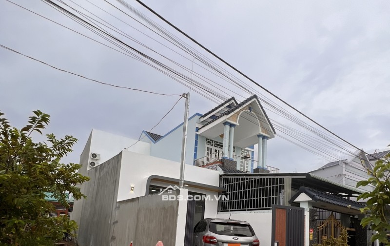 Nhà mới xây tại TP Mỹ Tho1 cách cầu quay 5p chạy xe, có sân đậu ô tô