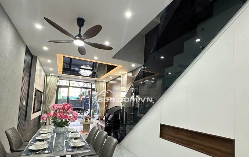 BÁN NHÀ 3 TẦNG 3 MÊ FULL NỘI THẤT MỚI KENG Y HÌNH