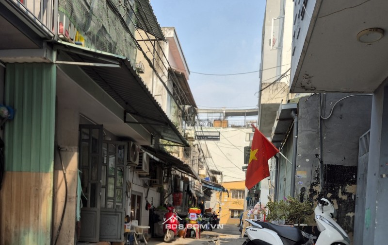 Giáp Sân bay, Hẻm Xe Hơi, 70m²,2 tầng BTCT,  chỉ hơn 5 Tỷ