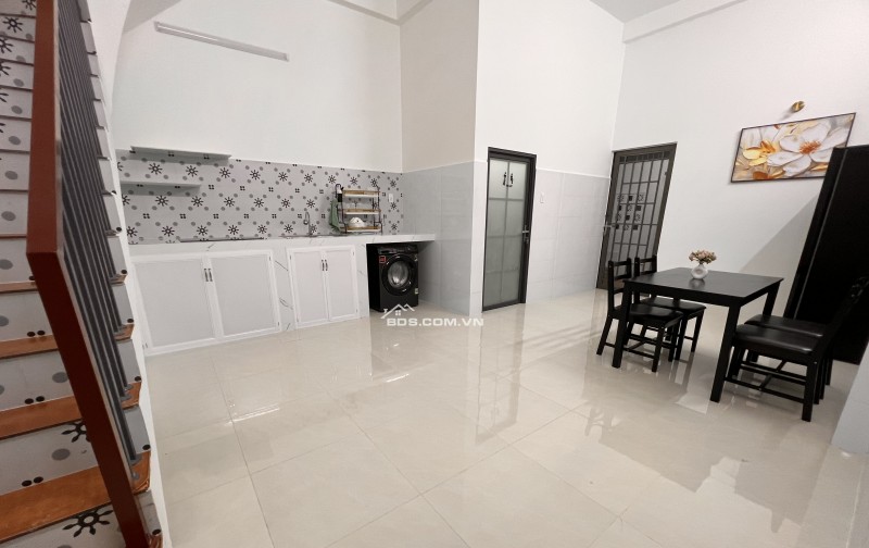 Nhà mới xây tại TP Mỹ Tho- cách cầu quay 5p chạy xe, có sân đậu oto