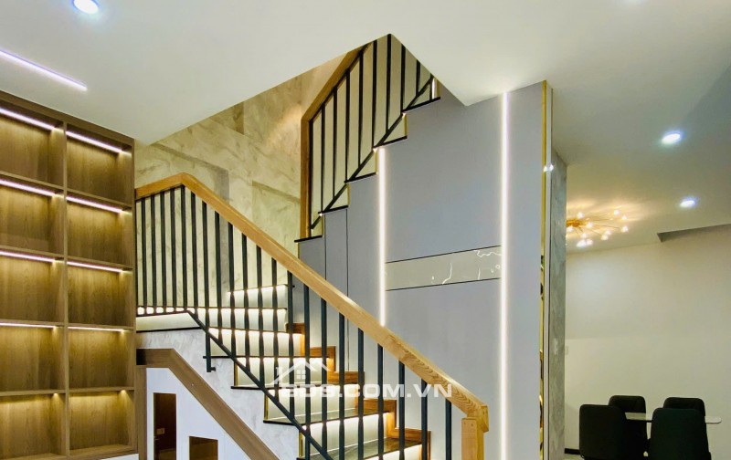 Nhà Mặt tiền đường 10m gần trường học, 4PN, 5WC, sân thượng rộng rãi đủ chill