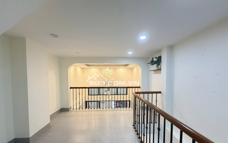 BÁN NHÀ CẦU GIẤY NGÕ THÔNG ĐẸP KHÔNG TÌ VẾT 36M 5 TẦNG LÔ GÓC 9.1 TỶ