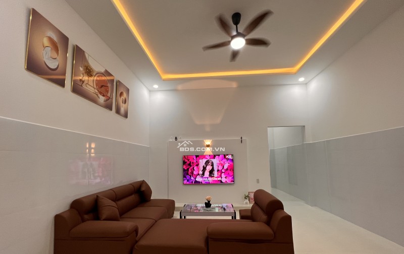 Nhà mới xây tại TP Mỹ Tho- cách cầu quay 5p chạy xe, có sân đậu oto