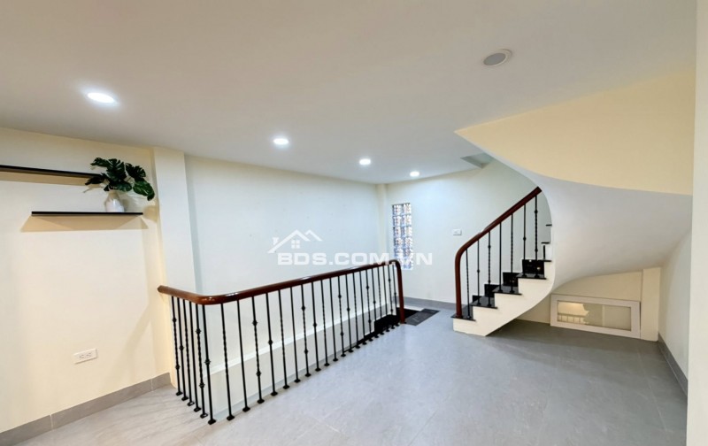 BÁN NHÀ CẦU GIẤY NGÕ THÔNG ĐẸP KHÔNG TÌ VẾT 36M 5 TẦNG LÔ GÓC 9.1 TỶ