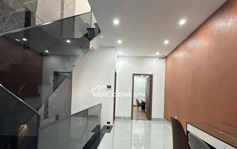 BÁN NHÀ 3 TẦNG 3 MÊ FULL NỘI THẤT MỚI KENG Y HÌNH