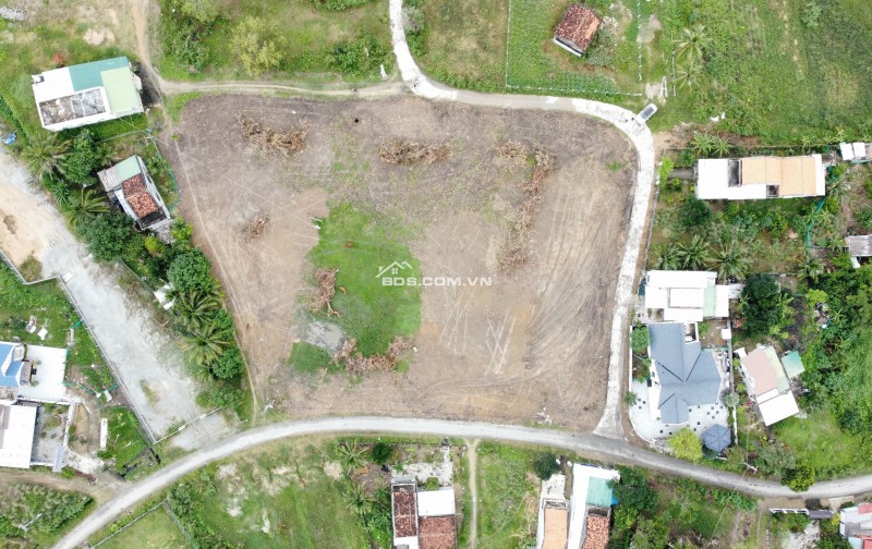 Chủ kẹt tiền cần bán lô đất đẹp 4 mặt tiền full thổ cư tại Xuân Sơn, Vạn Ninh