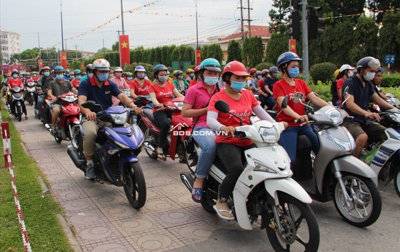 CẦN BÁN 10 LÔ 50X42=2100M2 SHR THỔ CƯ 500M, ĐƯỜNG 12M ĐỐI DIỆN KCN SÁT CHỢ GIÁ 385TR/L