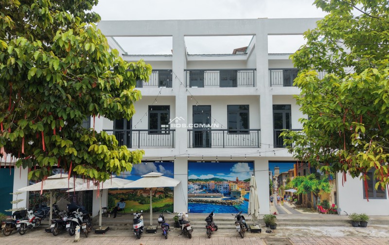 Dãy Shophouse Lamina Long Khánh - Đồng Nai. Bước chân ra thềm nhà là phố thị phồn hoa, lùi lại một bước là bình yên giữa mây trời.