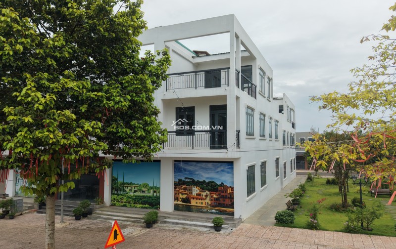 Dãy Shophouse Lamina Long Khánh - Đồng Nai. Bước chân ra thềm nhà là phố thị phồn hoa, lùi lại một bước là bình yên giữa mây trời.