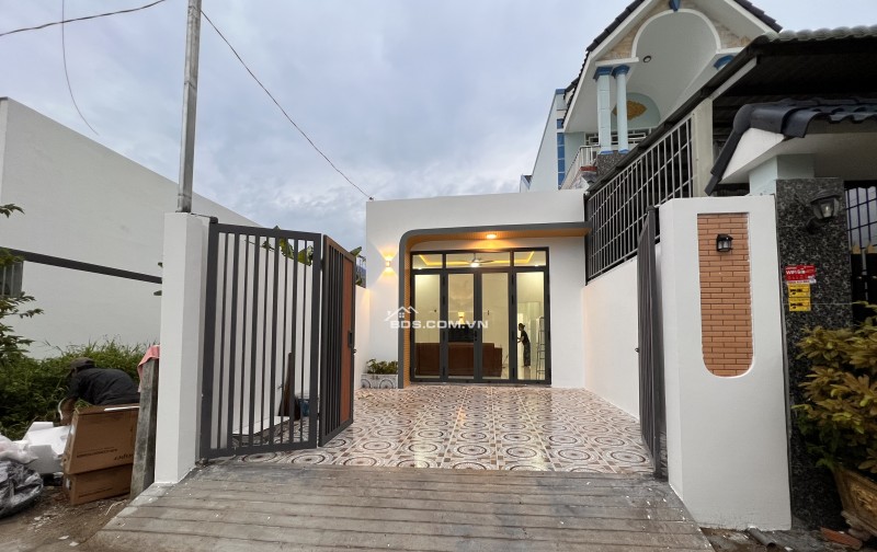 Nhà mới xây tại TP Mỹ Tho1 cách cầu quay 5p chạy xe, có sân đậu ô tô