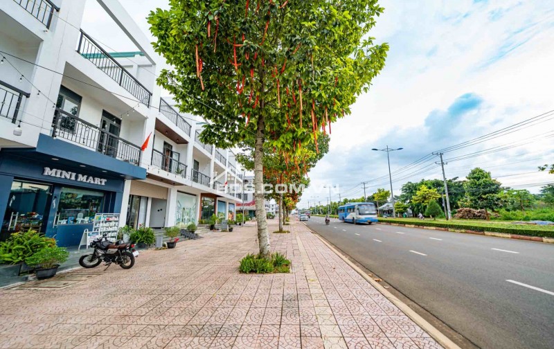 Dãy Shophouse Lamina Long Khánh - Đồng Nai. Bước chân ra thềm nhà là phố thị phồn hoa, lùi lại một bước là bình yên giữa mây trời.