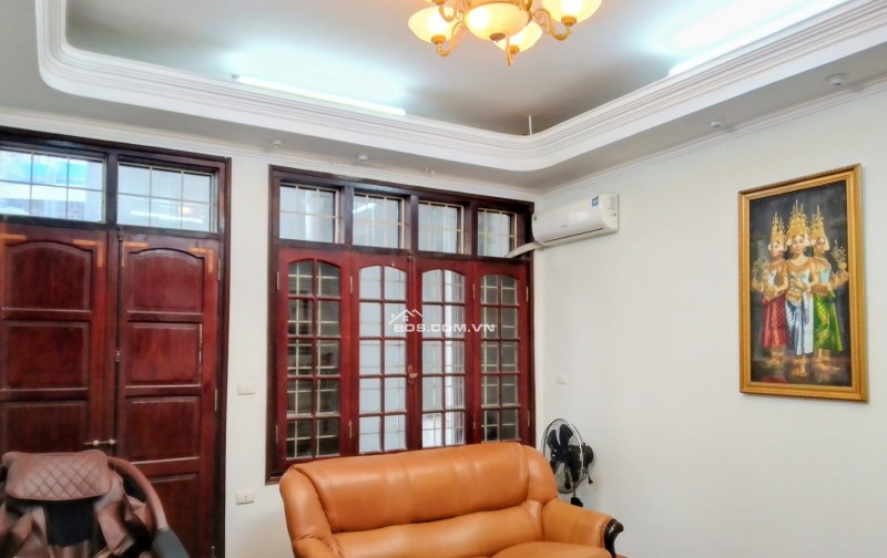 Bán nhà riêng 132m2 phố Khương Trung, sổ hồng, ô tô vào nhà