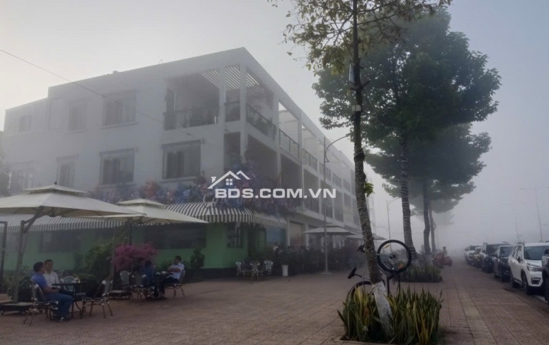 Dãy Shophouse Lamina Long Khánh - Đồng Nai. Bước chân ra thềm nhà là phố thị phồn hoa, lùi lại một bước là bình yên giữa mây trời.