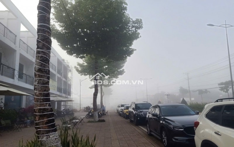 Dãy Shophouse Lamina Long Khánh - Đồng Nai. Bước chân ra thềm nhà là phố thị phồn hoa, lùi lại một bước là bình yên giữa mây trời.