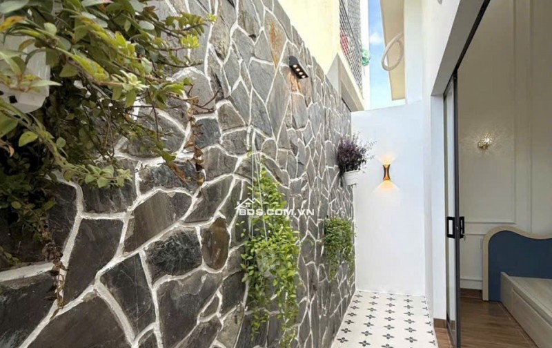 Căn nhà RỘNG-ĐẸP- Kế bên Chợ Mỹ Phong-Cầu Chà Sáu. Đường 4m-xe hơi vi vu.