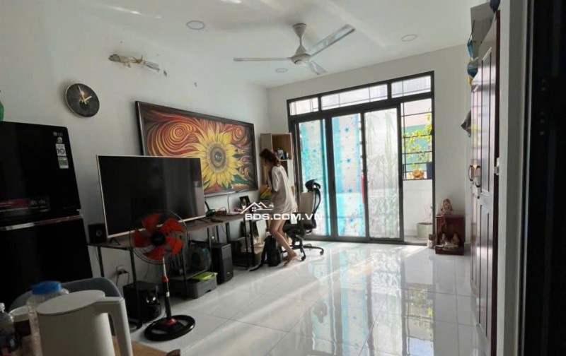CHung cư Nguyễn Tri Phương, P8, Q5, 70m2, 2PN, 1WC, Lầu 4, Thang bộ, 9tr/th.