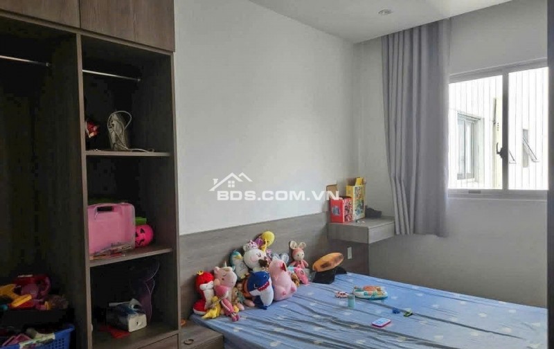 Giá 15tr/th, C/c Screc, Trường Sa, Q3, Căn góc, 100m2, 3PN, 2WC, Nhà mới sơn.