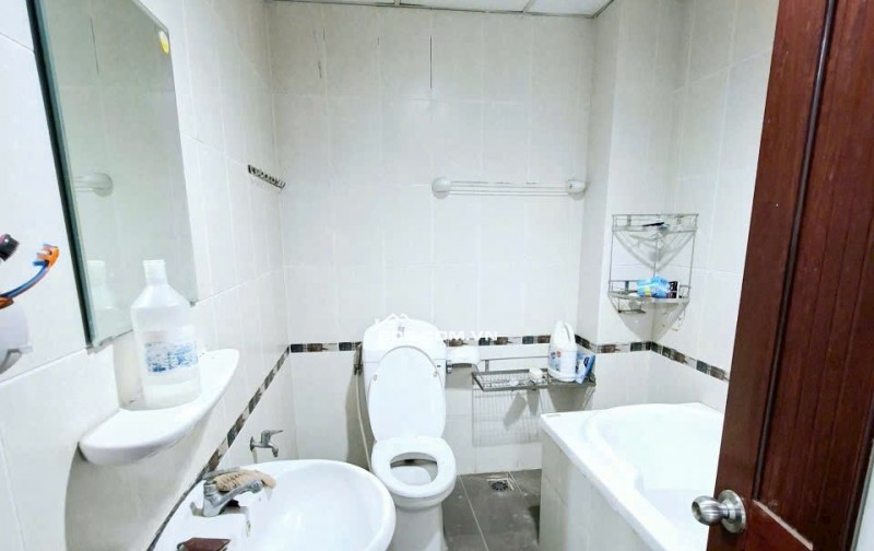 Giá 15tr/tháng, Căn 3PN, 2WC, C/c Screc, Trương Sa, Q3, Nhà vừa sơn.