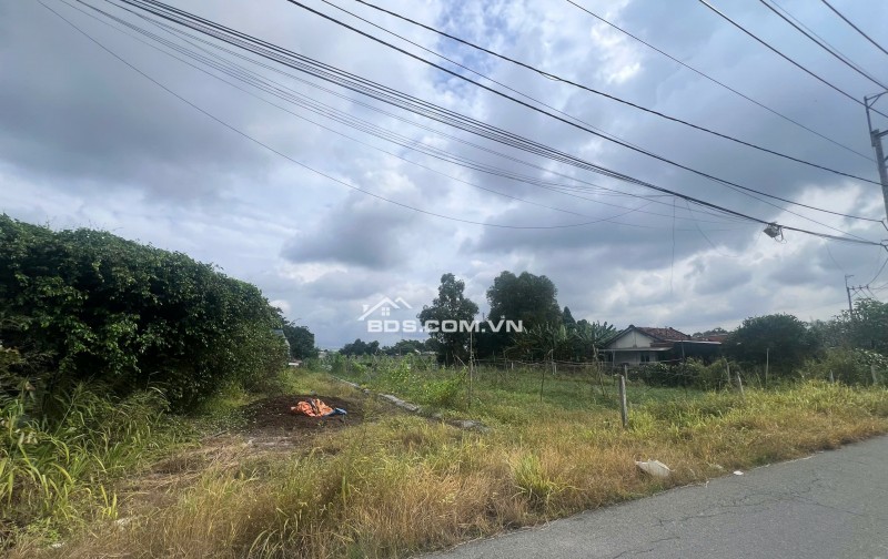 Bán lô đất 3266m2. Sẵn 2394m2 thổ cư. Đất ngay đường Tỉnh Lộ 8 thông qua đường Huỳnh Minh Mương