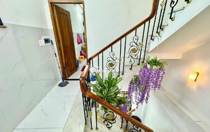 NHÀ 4 TẦNG - ÔTÔ ĐỖ CỬA- SÁT VINCOM.
NGAY NGÃ 4 LÊ VĂN VIỆT - LÃ XUÂN OAI