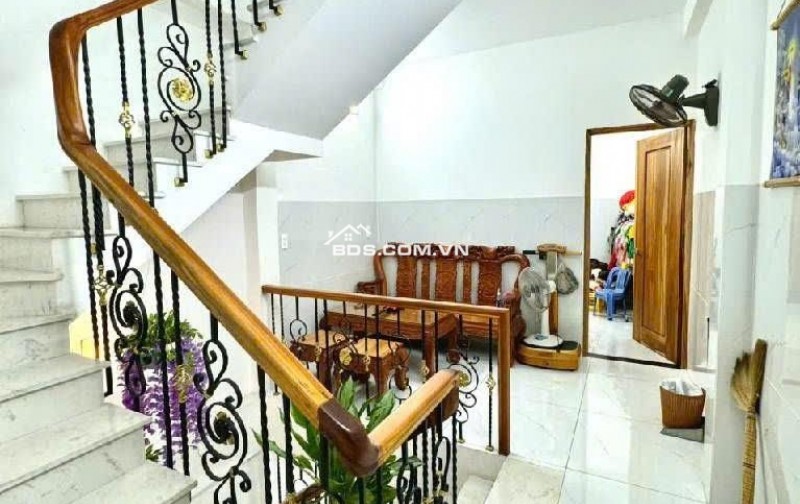 NHÀ 4 TẦNG - ÔTÔ ĐỖ CỬA- SÁT VINCOM.
NGAY NGÃ 4 LÊ VĂN VIỆT - LÃ XUÂN OAI