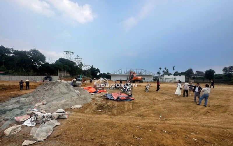 Bán gấp mảnh đất ngay sát trường đại học, xây cho thuê được luôn.