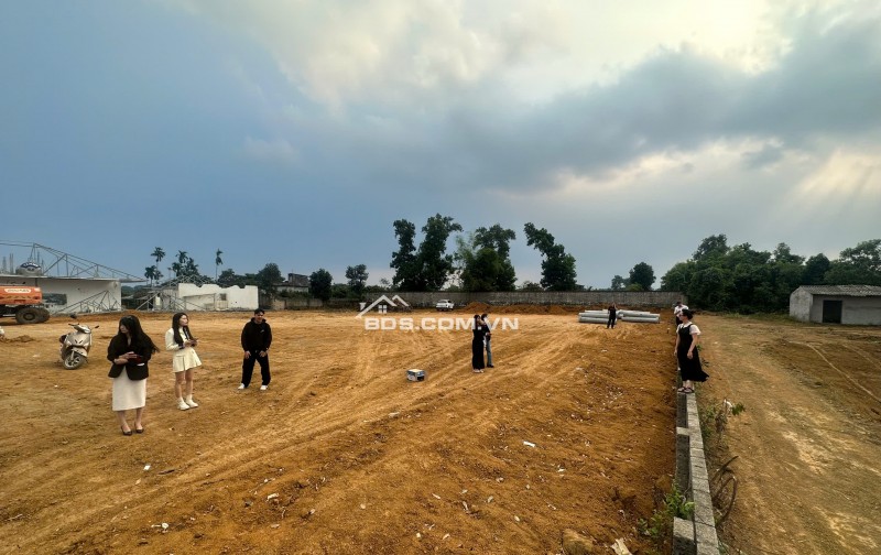 Bán gấp mảnh đất ngay sát trường đại học, xây cho thuê được luôn.