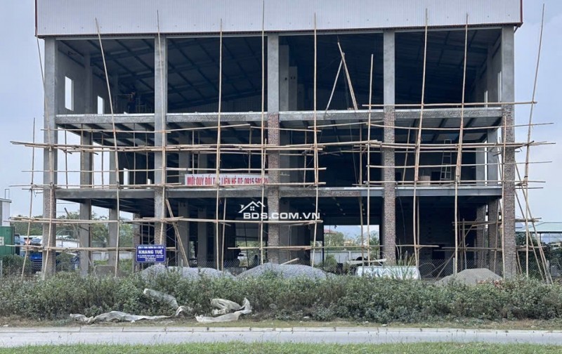 [CHO THUÊ/HỢP TÁC] MẶT BẰNG VỊ TRÍ ĐẮC ĐỊA 2.800M2 – CỬA NGÕ TP. NINH BÌNH – SẴN SHOWROOM 3 TẦNG