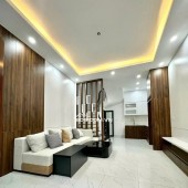 !: LÔ GÓC - NGÕ 3 GÁC - GẦN PHỐ  Bán nhà Đống Đa