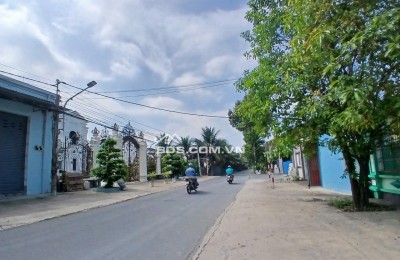 Căn nhà RỘNG-ĐẸP- Kế bên Chợ Mỹ Phong-Cầu Chà Sáu. Đường 4m-xe hơi vi vu.