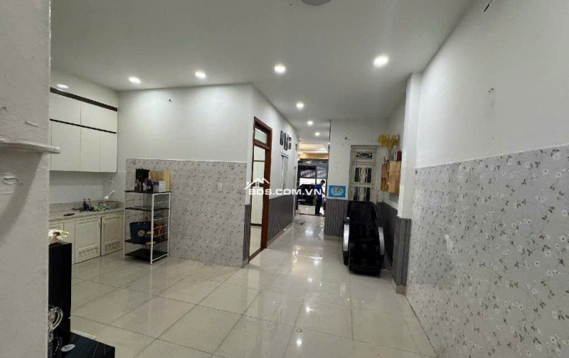 Bán nhà mặt tiền 10m sát chợ HTT Quang Trung ngang 5.4m 103m2 tiện xây mới 10.5 tỷ.