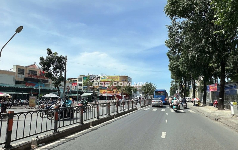 Bán nhà mặt tiền 10m sát chợ HTT Quang Trung ngang 5.4m 103m2 tiện xây mới 10.5 tỷ.