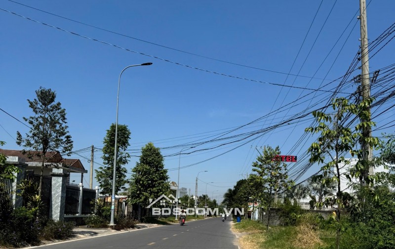 Ngay trung tâm thương mại trụ sở hành chính và dự án lớn của tập đoàn Vingroup