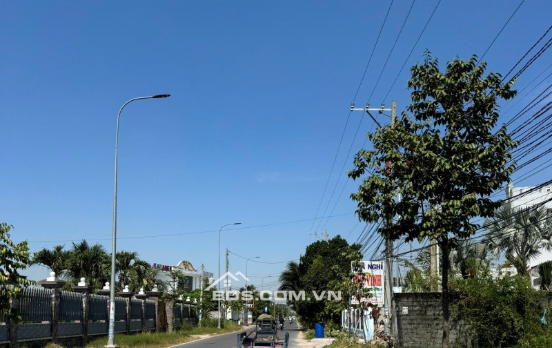 Ngay trung tâm thương mại trụ sở hành chính và dự án lớn của tập đoàn Vingroup