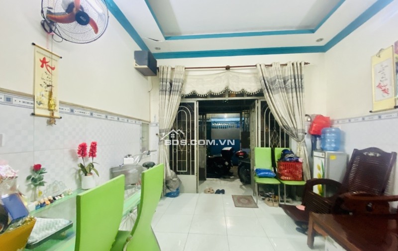 NHÀ BÁN TÂN ĐÔNG HƯNG THUẬN Q12-SÁT SONG HÀNG.
KẾ BÊN QUẬN TÂN BÌNH NHÀ GA T3-NGUYỄN VĂN QUÁ.CHỈ VÀI PHÚT DI CHUYỂN XE MÁY.