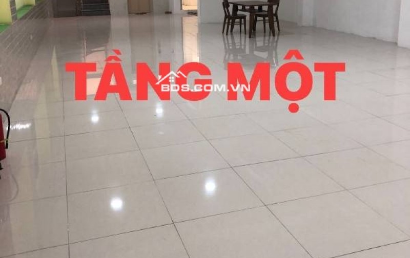 CC cần bán nhà mặt ngõ phố Linh Lang,Ba Đình dt 80 m2 x 7 t 2 mặt thoáng trước nhà ô tô quay đầu giá bán 37,2 tỷ.