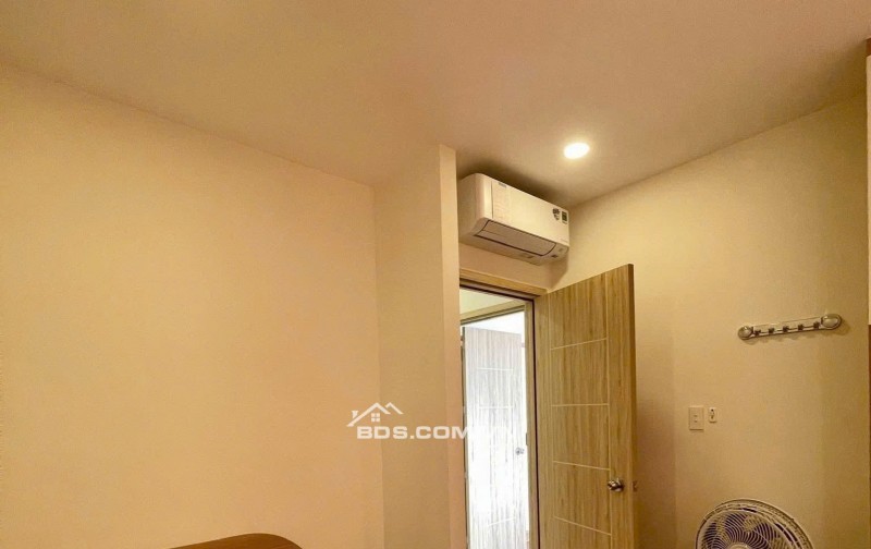 Chung cư 10A Trần Nhật Duật, Q1: 2PN, 2WC, full nội thất, 11tr5/th, ban công