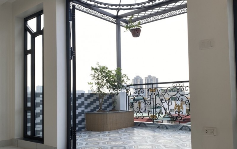 CC cần bán nhà mặt ngõ phố Linh Lang,Ba Đình dt 80 m2 x 7 t 2 mặt thoáng trước nhà ô tô quay đầu giá bán 37,2 tỷ.